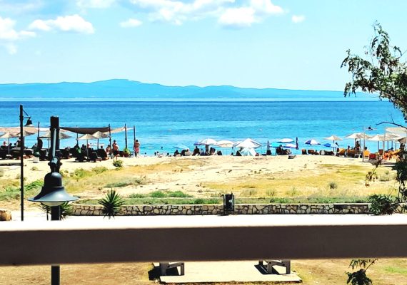 APARTMENTS IN FRONT OF THE SEA